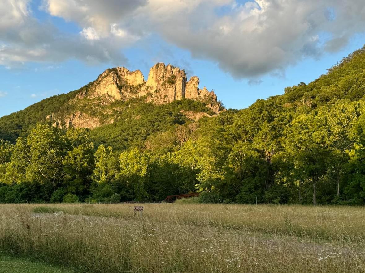 Вилла The Renovated Barn At Seneca Rocks Экстерьер фото